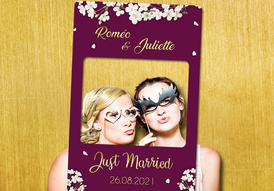 cadre-photobooth-personnalise-mariage-prune-or-decoration-fleurs-blanches